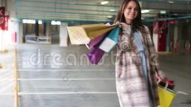 带包的年轻女人<strong>购物</strong>后很高兴。 <strong>深色</strong>的女人，在商店旁边有多种颜色的包裹。 出售